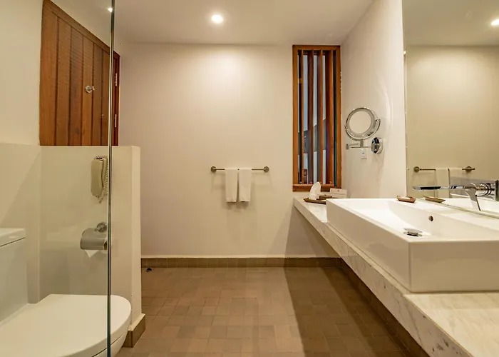 Hotel Somadevi 5*